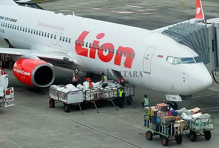 WAJIB PATUHI PERSYARATAN: Pesawat Lion Air saat tiba di Bandara Juwata Tarakan, Senin (1/11). Pelaku perjalanan menggunakan pesawat udara wajib memenuhi persyaratan dalam SE Menhub 93/2021.