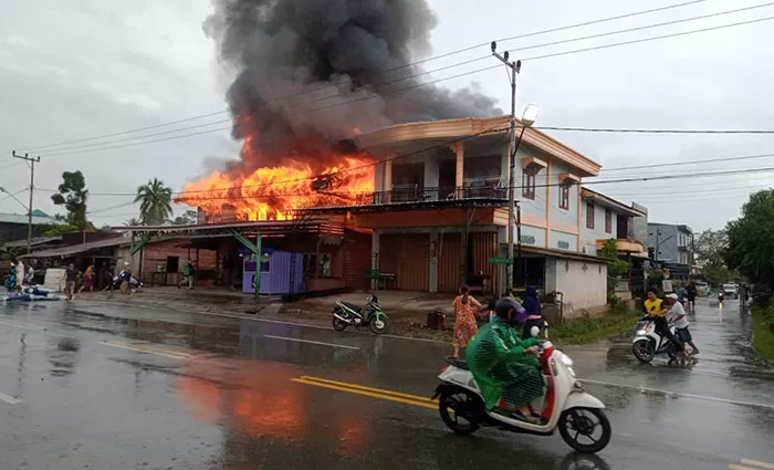 MUSIBAH: Kebakaran rumah yang terjadi di Jalan Katamso Tanjung Selor, Selasa pagi (2/11).