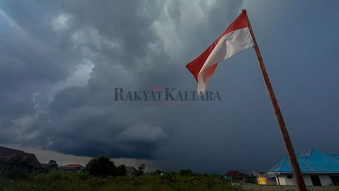 AWAN PEKAT: Kondisi langit di Tanjung Selor yang terlihat mendung. Kaltara dipredksi akan terdampak fenomena La Nina pada bulan ini.