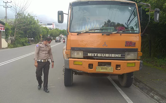DIAMANKAN: Personel Satlantas Polres Tarakan memeriksa kendaraan yang terlibat kecelakaan di Jalan Gunung Amal, Jumat (5/11).(SEPTIAN ASMADI/HRK)