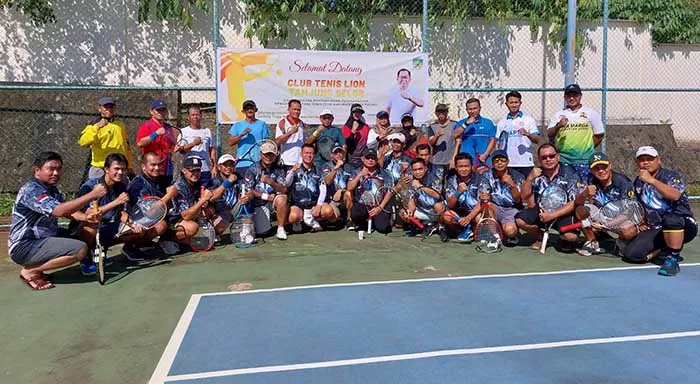 LAGA PERSAHABATAN: Pemain Upuntaka Tenis Club dan Lion Tenis Club Tanjung Selor foto bersama usai pertandingan berlangsung, Sabtu lalu (6/11).