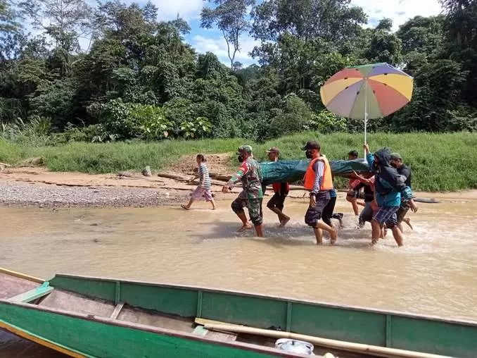 EVAKUASI: Korban tenggelam dievakuasi ke rumah duka di Desa Singai, Kabupaten Malinau, Rabu (10/11).