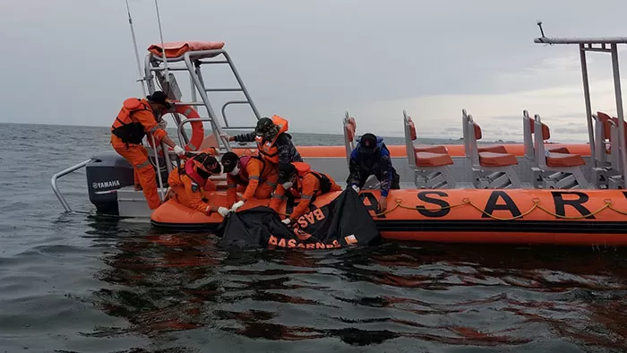 KORBAN DITEMUKAN: Pencarian terhadap korban diduga mengalami kecelakaan laut di sekitar muara PT Idec AWI sudah ditemukan tim SAR gabungan, Senin (15/11).