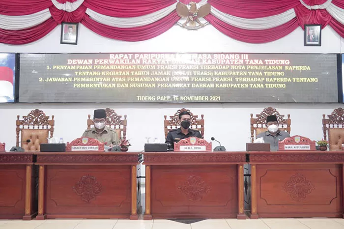 RAPAT PARIPURNA: Sekkab Tana Tidung (paling kiri) Said Aqil mewakili Bupati Ibrahim Ali menghadiri rapat paripurna di DPRD KTT, kemarin (16/11).