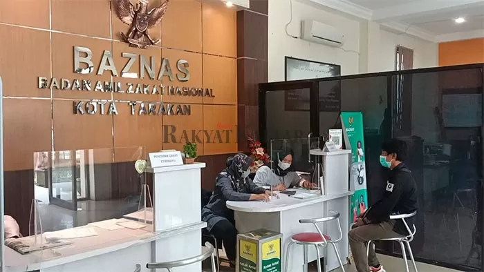BAYAR ZAKAT: Masyarakat membayarkan zakat di Baznas Tarakan. Realisasi penerimaan zakat saat ini masih Rp 7,4 miliar.
