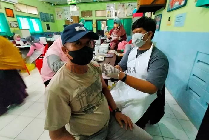 PENYUNTIKAN VAKSIN: Masyarakat Tarakan mendapat suntikan vaksin yang terlaksana di SMPN 2 Tarakan, Selasa (16/11).