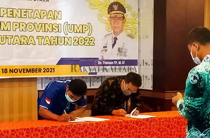 SEPAKATI: Serikat pekerja dan Apindo Kaltara menandatangani berita acara rapat penetapan UMP Kaltara tahun 2022 di Tarakan, Kamis (18/11).