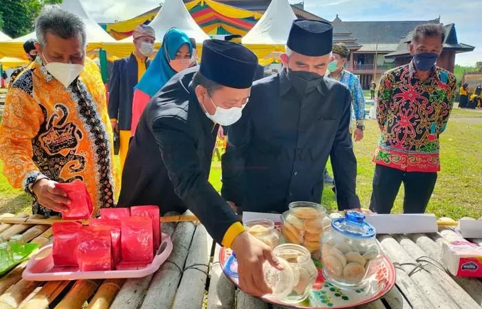 CICIPI KUE LOKAL: Wali Kota Tarakan Khairul mencicipi kue lokal pada Pekan Budaya Daerah dan Lomba Barista di Balai Adat dan Budaya Tarakan, Sabtu (20/11). Dalam kesempatan ini, Khairul menyampaikan kembali meniadakan Iraw Tengkayu tahun ini.