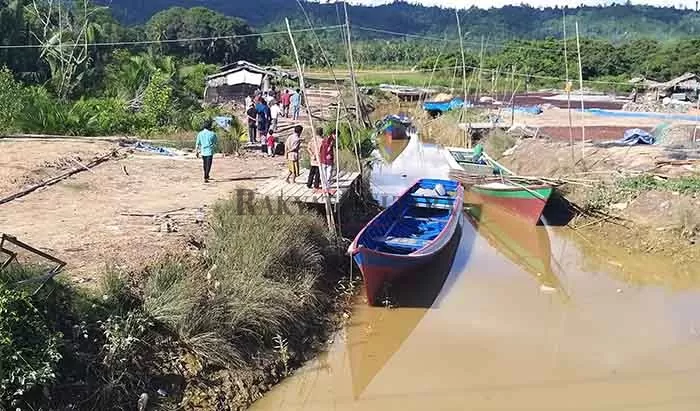PERLU DIPERLUAS: Masyarakat Desa Binalawan Sebatik Barat ingin sungai diperlebar untuk memudahkan lalu lintas perahu pengangkut rumput laut.