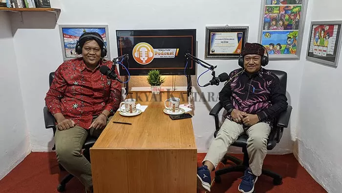 VIA PODCAST: Ketua KPU Kaltara Suryanata Al Islami (kanan) bersama Komisioner KPU Bulungan Chairullizza diskusi perdana di Podcast KPU Bulungan.
