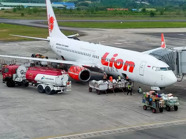 DINILAI KEMAHALAN: Pesawat Lion Air mendarat di Bandara Juwata Tarakan,belum lama ini. Harga tiket pesawat saat ini dinilai kemahalan. MUHAMMAD RAJAB/RAKYAT KALTARA