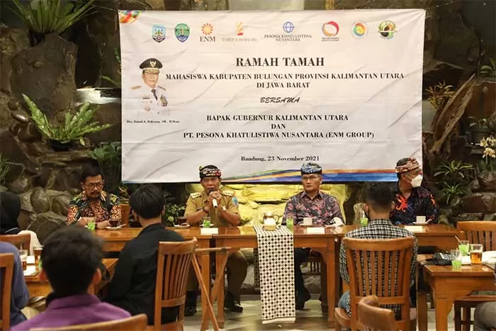 BERI SEMANGAT: Dalam kunjungan kerja di Bandung, Gubernur Kaltara Drs H Zainal Arifin Paliwang SH M.Hum berkesempatan menyapa mahasiswa asal Kabupaten Bulungan.