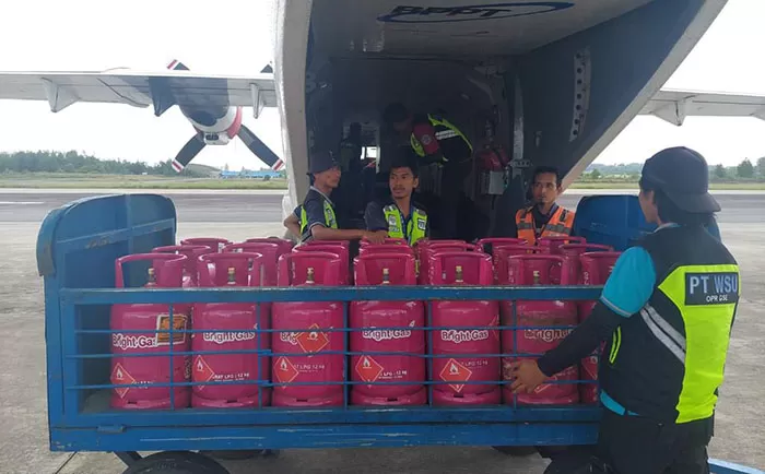 KIRIM LPG KE KRAYAN: Tabung elpiji diangkut dengan menggunakan pesawat Cassa milik PT Pelita Air Service (PT. PAS) menuju Kecamatan Krayan.