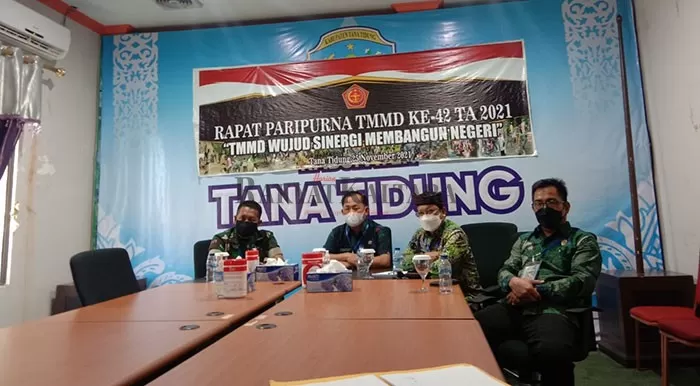 IKUTI PARIPURNA DARING: Wakil Bupati Hendrik, didampingi oleh Wakil Ketua DPRD di ruang rapat media center pemkab KTT. Kamis (25/11).