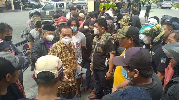 MINTA PELAKU DITANGKAP: Ratusan keluarga korban sempat mendatangi Mako Polres Tarakan, agar segera menangkap pelaku penganiayaan, Kamis (25/11).