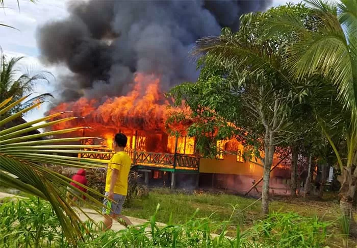 KOBARAN API: Satu unit rumah di Teras Nawang, Tanjung Palas, Kabupaten Bulungan hangus terbakar.