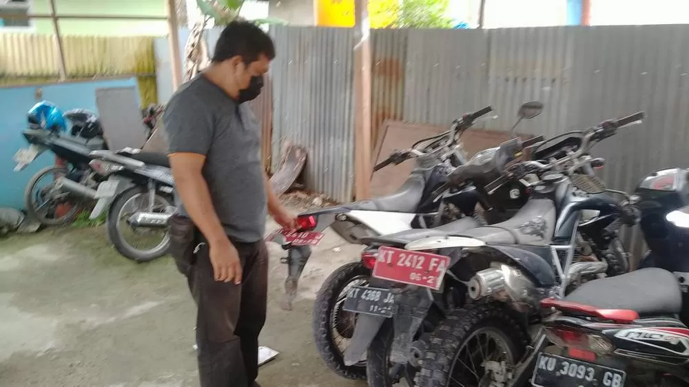 CURANMOR. Personel Unit Reskrim Polsek Tarakan Timur menunjukan sepeda motor dinas yang berhasil diamankan dari dua tersangka, Rabu (24/11).(SEPTIAN ASMADI/HRK)