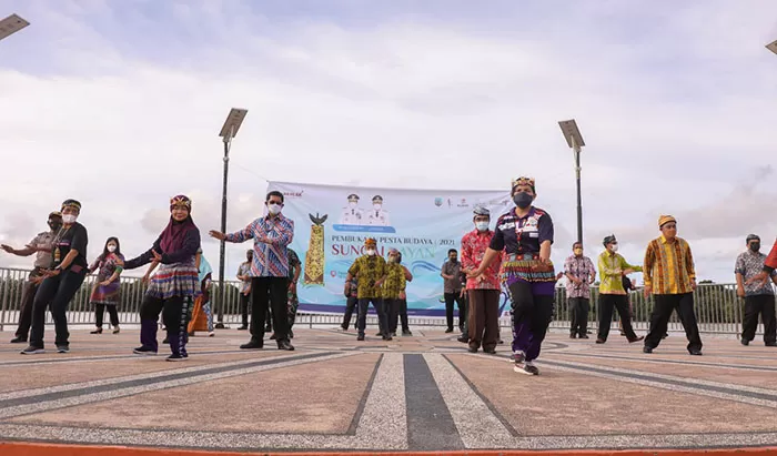 KEARIFAN LOKAL: Wakil Gubernur Kaltara Dr Yansen TP M.Si memberikan sambutan pada pembukaan Pesta Budaya Sungai Kayan, Minggu lalu (28/11). Bahkan Wagub berkesempatan ikut menari saat pembukaan.