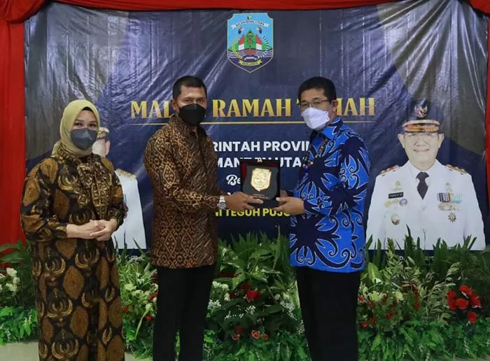 SILATURAHMI: Wakil Gubernur Kaltara Dr Yansen TP M.Si (kanan) memberikan cinderamata kepada Pangdam VI/Mulawarman Mayor Jenderal (Mayjen) TNI Teguh Pudjo Rumekso, Senin malam (29/11).