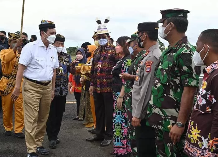 TIBA DI BULUNGAN: Menko Marves Luhut Binsar Panjaitan (kemeja putih) tiba di Bandara Tanjung Harapan Tanjung Selor, sekira pukul 11.00 Wita, Kamis (2/12).