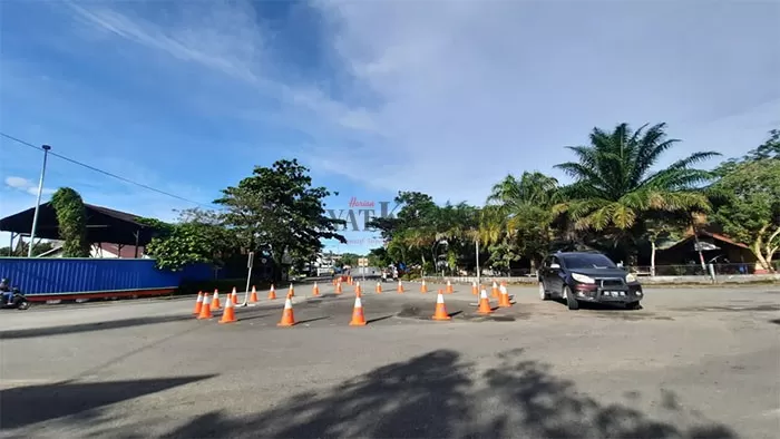 SIMULASI LALU LINTAS: Tepat di depan Jalan Stadion Datu Adil dilakukan rekayasa memutar stadion, Jumat (3/12).