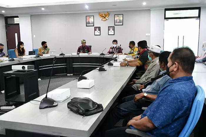 RAPAT SOAL KIPI: Gubernur Kaltara Drs H Zainal Arifin Paliwang SH M.Hum memimpin rapat terkait pembebasan lahan untuk percepatan pembangunan KIPI, Jumat lalu (3/12).