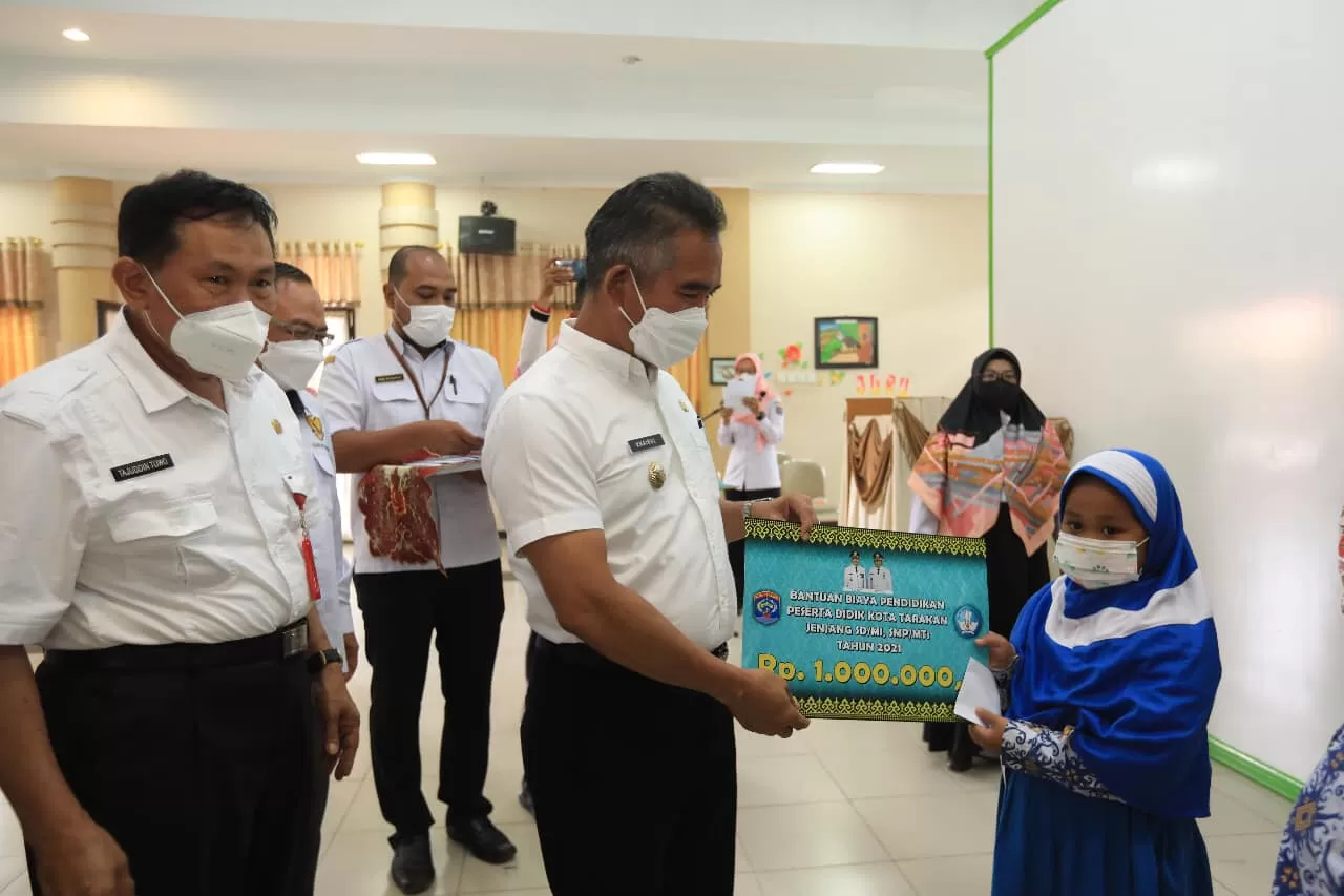 PROGRAM PRIORITAS: Wali Kota Tarakan Khairul menyerahkan simbolis bantuan pendidikan beasiswa transisi di Auditorium SMP 1 Tarakan.