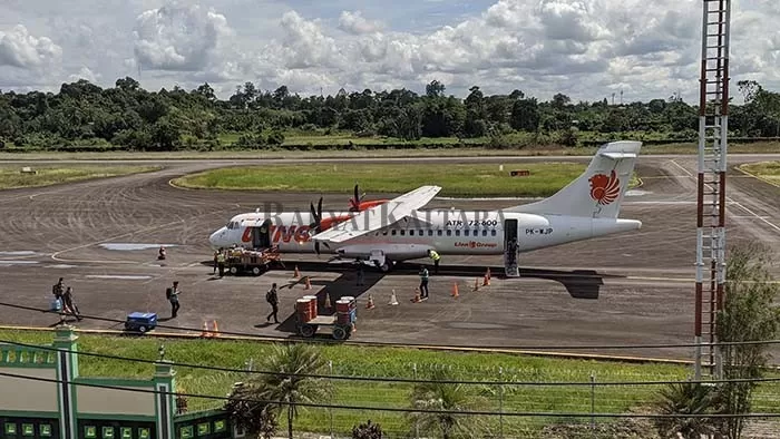 LAYANI PENERBANGAN: Pesawat Wings Air tipe ATR-72 yang mendarat di Bandara Tanjung Harapan Tanjung Selor, pada Rabu lalu (1/2).