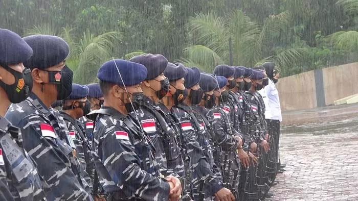 SELALU SIGAP: Prajurit TNI AL Nunukan tetap khidmat melaksanakan upacara peringatan HUT ke-76 Armada, meski diguyur hujan, kemarin (6/12).