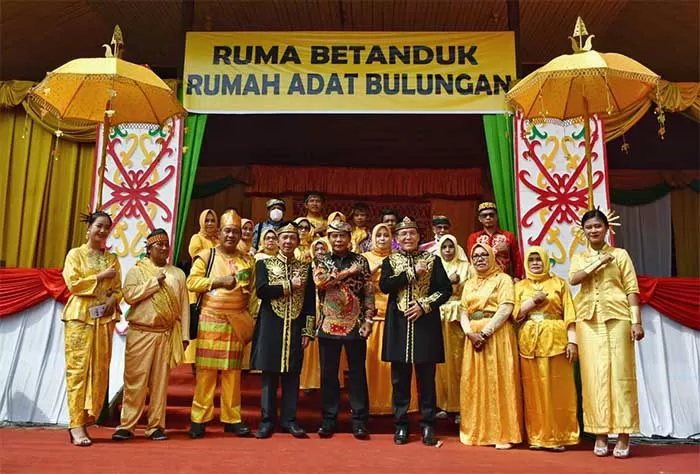 KEBUDAYAAN: Gubernur Kaltara Drs H Zainal Arifin Paliwang SH M.Hum menghadiri Festival Kesultanan Bulungan, Minggu lalu (5/12).