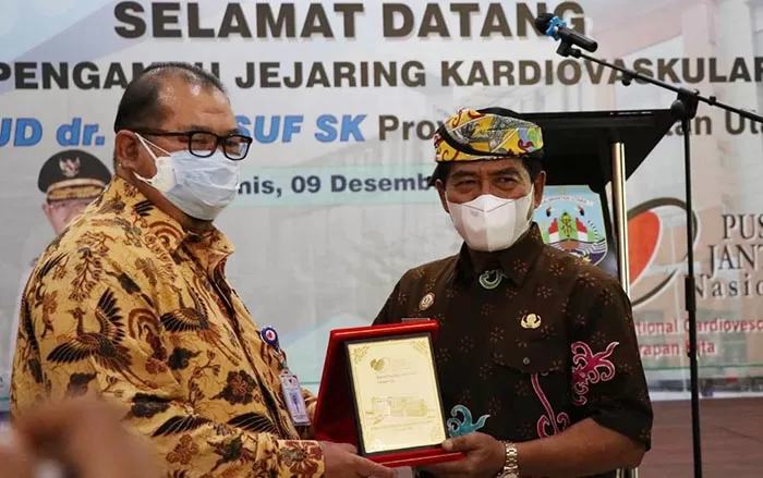 JALIN KERJA SAMA: Gubernur Kaltara Drs H Zainal Arifin Paliwang SH M.Hum (kanan) usai menandatangani perjanjian kerja sama antara RSUD dr H Jusuf SK dengan Rumah Sakit Pusat Jantung Nasional Harapan Kita, Kamis lalu (9/12).