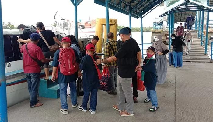 MENUJU TARAKAN: Aktivitas penumpang di Pelabuhan Kayan II Tanjung Selor masih terlihat normal jelang Nataru.