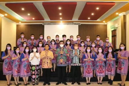PERJALANAN IBADAH NATAL: Wakil Gubernur Kaltara Dr Yansen TP M.Si berada di tengah-tengah jemaat di GBI Tanjung Selor, Minggu lalu (12/12).