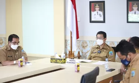 RAKOR: Wakil Gubernur Kaltara Dr Yansen TP M.Si saat mengikuti rakor secara virtual, kemarin (13/12).