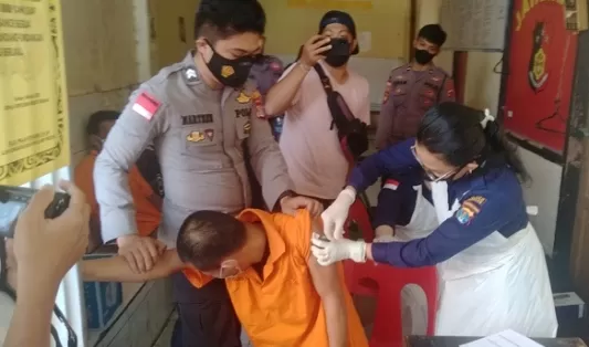 TAHANAN DIVAKSIN: Salah seorang tahanan di Polres Tarakan tampak ketakutan saat divaksin, Senin (13/12).