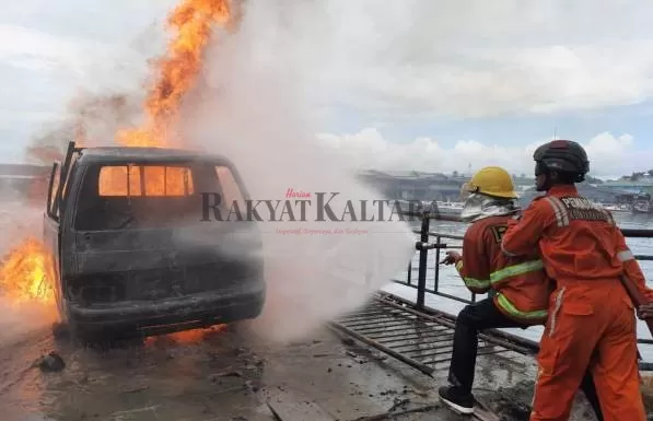 MASIH DILIDIK POLISI: Satu unit mobil pikap yang hangus terbakar setelah lakukan pengisian BBM ke speedboat reguler di Pelabuhan Tengkayu I Tarakan, Minggu pagi lalu (12/12).