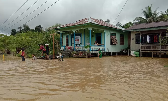 TERENDAM BANJIR: Pemukiman warga di Sekatak Bengara yang terendam banjir akibat luapan Sungai Bengara di Kecamatan Sekatak, Rabu sore (15/12).
