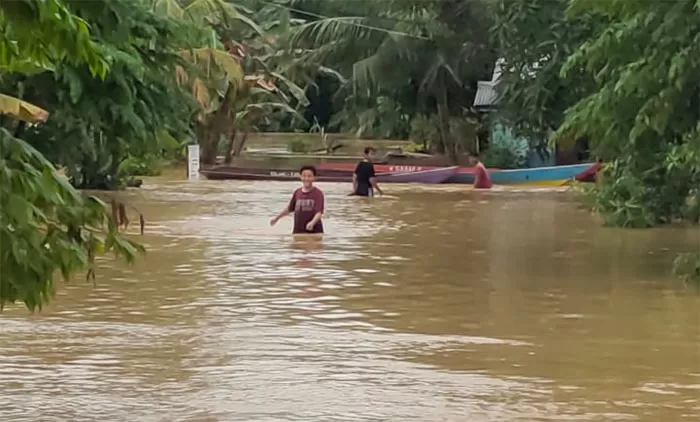TELAH SURUT: Banjir yang merendam terjadi di Desa Pimping, Rabu lalu (15/12). Kini kondisi air sudah surut.