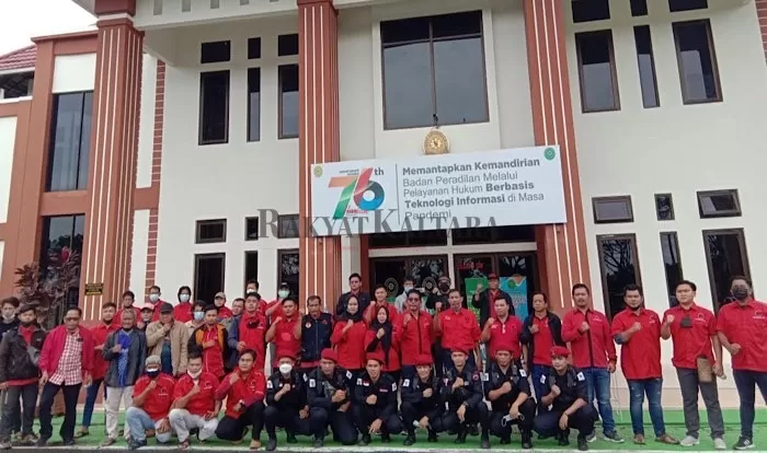 SIMPATISAN: Kader PDI Perjuangan mendatangi Pengadilan Tanjung Selor.
 Senin (20/12).