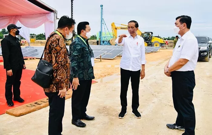 GROUNDBREAKING KIPI: Presiden RI Joko Widodo (dua dari kanan) saat berada di lokasi groundbreaking Kawasan Industri Hijau Indonesia di Mangkupadi, Kecamatan Tanjung Palas Timur, Kabupaten Bulungan, Selasa (21/12).