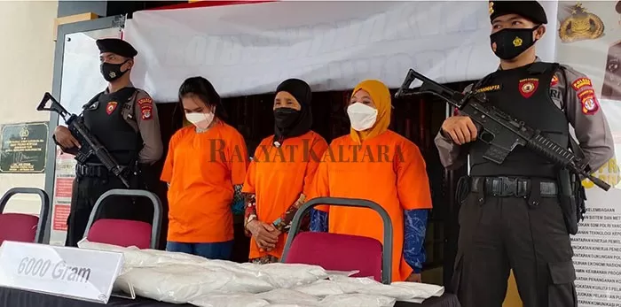 TERTUNDUK LESU: Pelaku berinisial SBR (dua dari kiri) yang diamankan Unit Reskoba Polres Nunukan karena membawa narkoba jenis sabu dari Tawau, Malaysia, pada 6 Desember lalu.