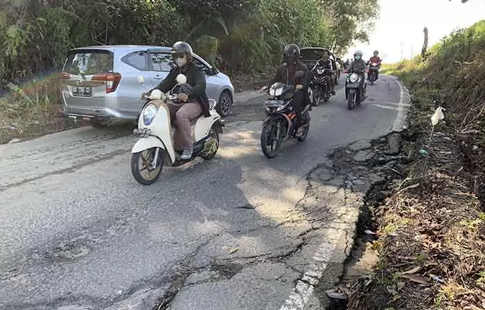 BUTUH PERHATIAN: Kerusakan kondisi Jalan Aki Balak yang membutuhkan perbaikan.