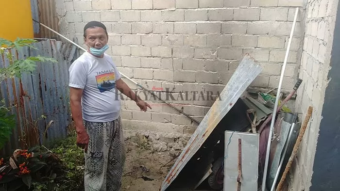 COBA AKHIRI HIDUP: Keluarga korban, Baharuddin menunjukkan lokasi korban membakar diri, di RT 13 Jalan Sebengkok Pelayaran, Kelurahan Sebengkok, Tarakan Tengah, Kamis (23//12).
