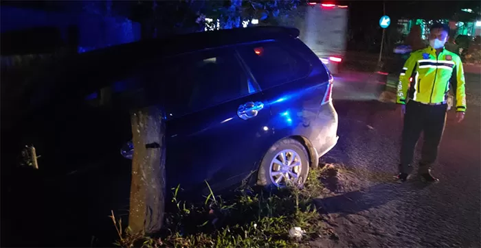 RENGGUT NYAWA: Mobil jenis Avanza yang alami kecelakaan saat menabrak tembok sekolah di Jalan Aki Balak, Tarakan Barat, Senin malam lalu (27/12).