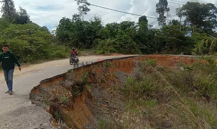 BELUM ADA TANDA PERBAIKAN: Jalan menuju Silva Rahayu Kecamatan Tanjung Palas Tengah, Kabupaten Bulungan masih terlihat rusak parah akibat longsor.