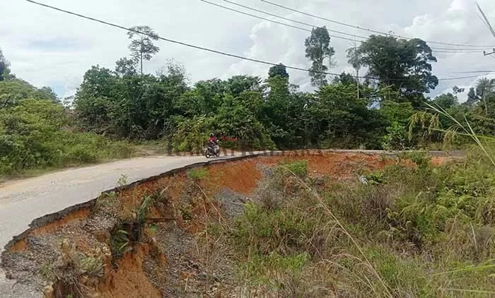 BUTUH PERBAIKAN: Kondisi jalan poros menuju Silva Rahayu yang perlu perbaikan, agar masyarakat tidak was-was saat melintas.