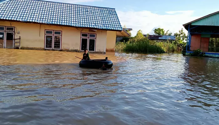 TERDAMPAK: Kondisi banjir yang belum surut mengakibatkan rumah warga terendam di Kecamatan Sembakung.