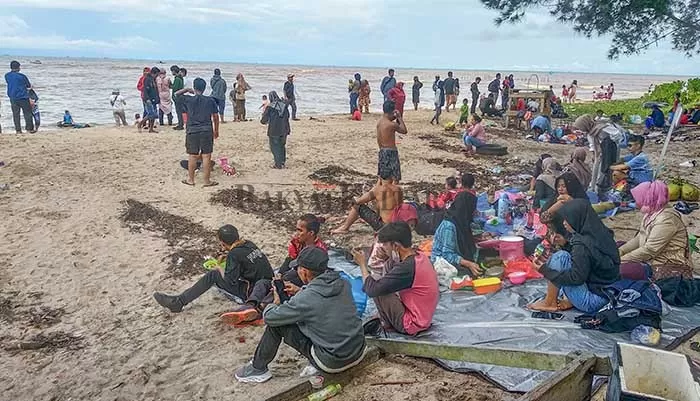 OBJEK WISATA: Pantai Kelapa di Mangkupadi, Kecamatan Tanjung Palas Timur menjadi tujuan bagi masyarakat untuk mengisi waktu luang.