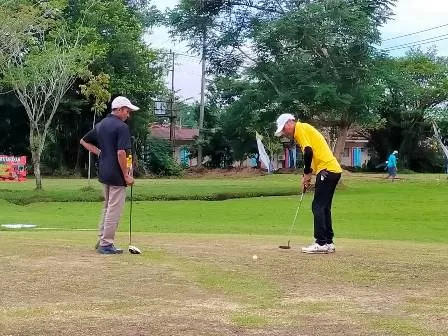 PIALA GUBERNUR: Salah satu golfer mencoba memukul bola masuk ke lubang.