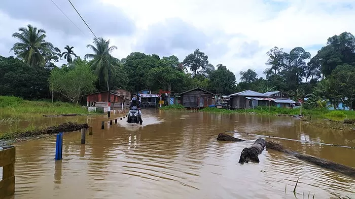 BANJIR KIRIMAN: Wilayah Buluh Perindu yang terkena dampak luapan air Sungai Kayan, merendam fasilitas umum, Minggu pagi (9/1).